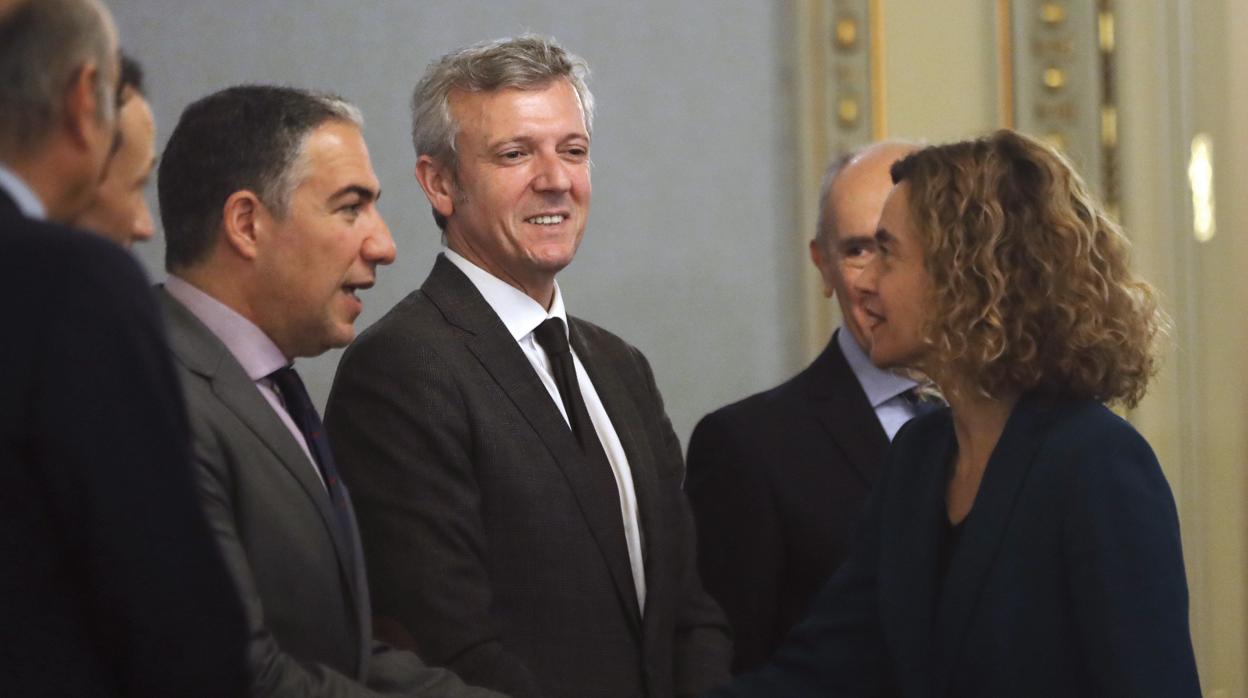 La ministra Meritxell Batet saluda a Elías Bendodo en la sede del ministerio en Madrid