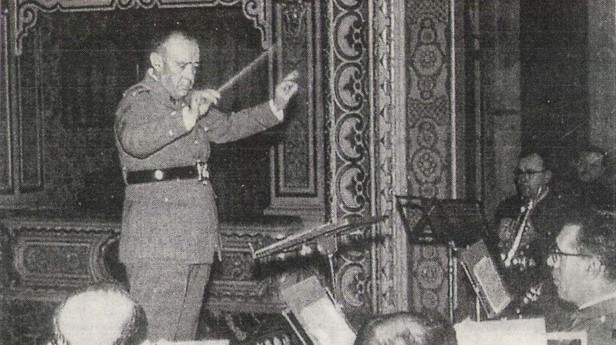 Pedro Gámez Laserna dirigiendo a la banda Soria 9 durante un concierto