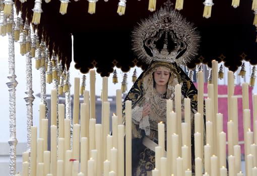 La Virgen del Rocío y Lágrimas, en su paso de palio por las calles de Córdoba