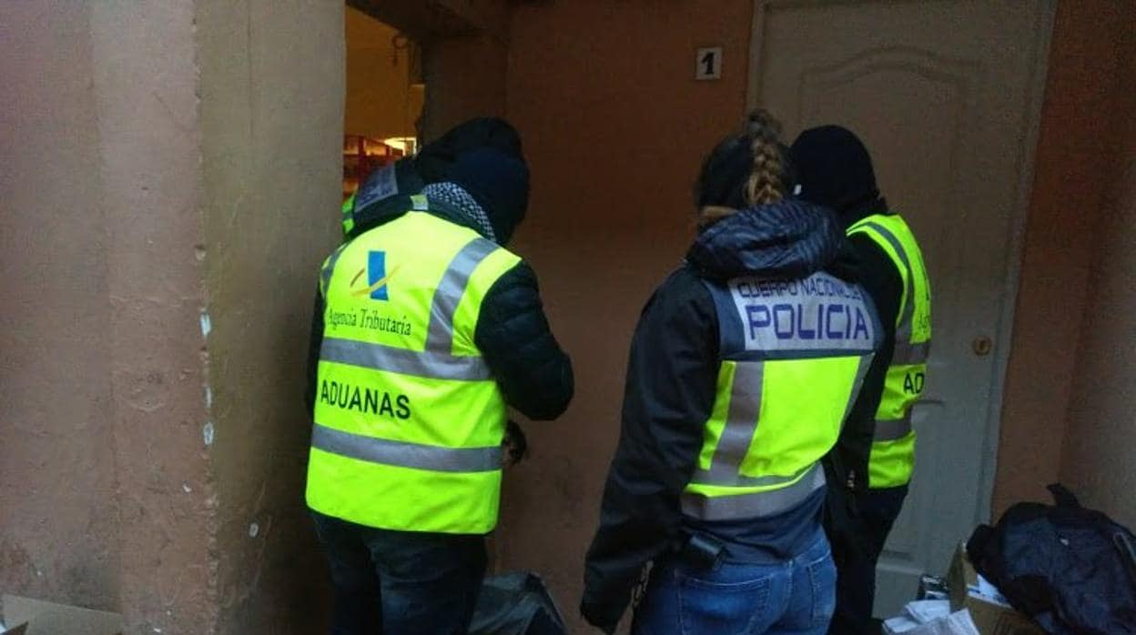 Agentes de Aduanas y de la Policía, durante uno de los registros realizados