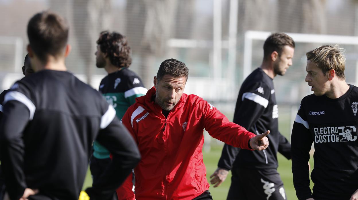 Curro Torres dando instrucciones en un entrenamiento