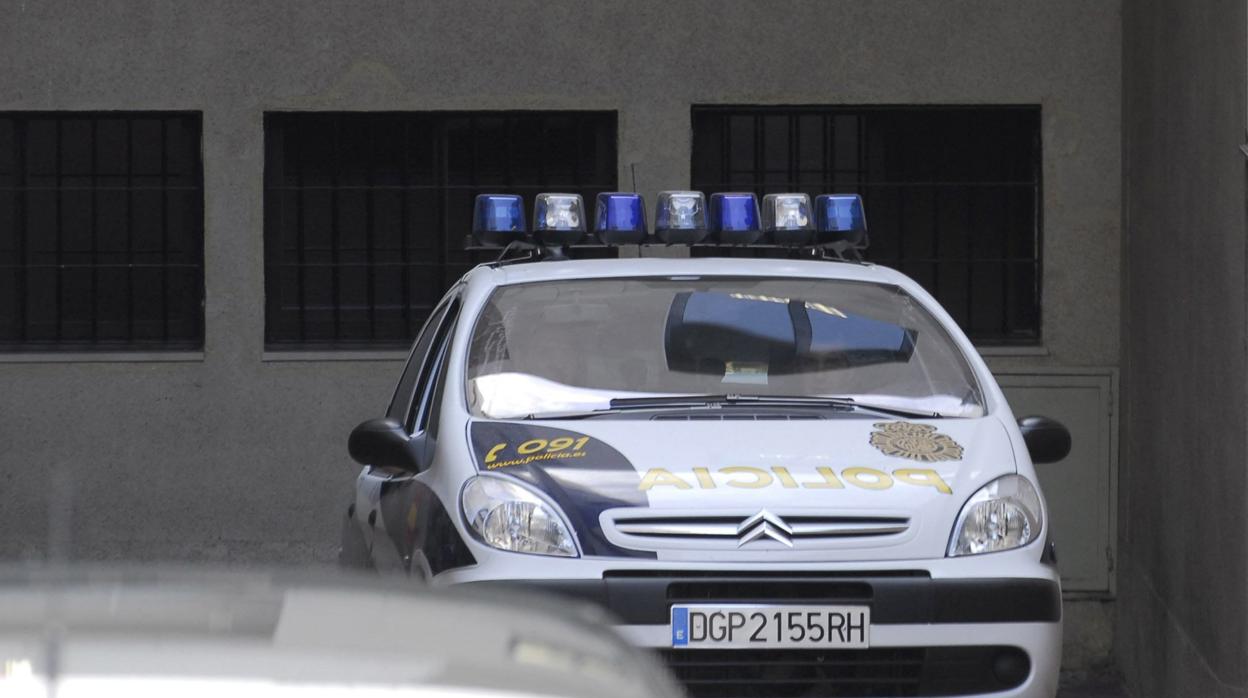 Vehículo policial saliendo de los juzgados de Granada
