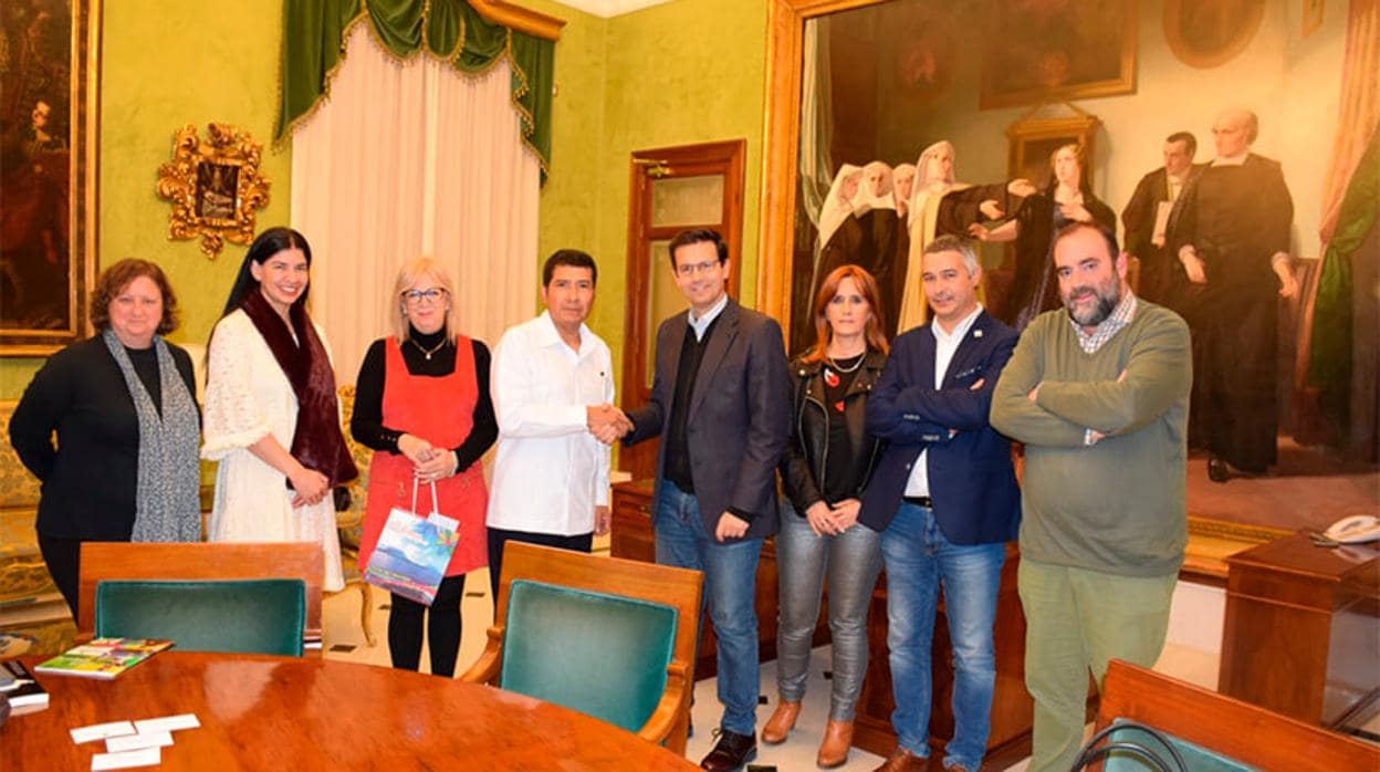 El alcalde de Granada, Francisco Cuenca, estrecha la mano del embajador de Nicaragua en España.