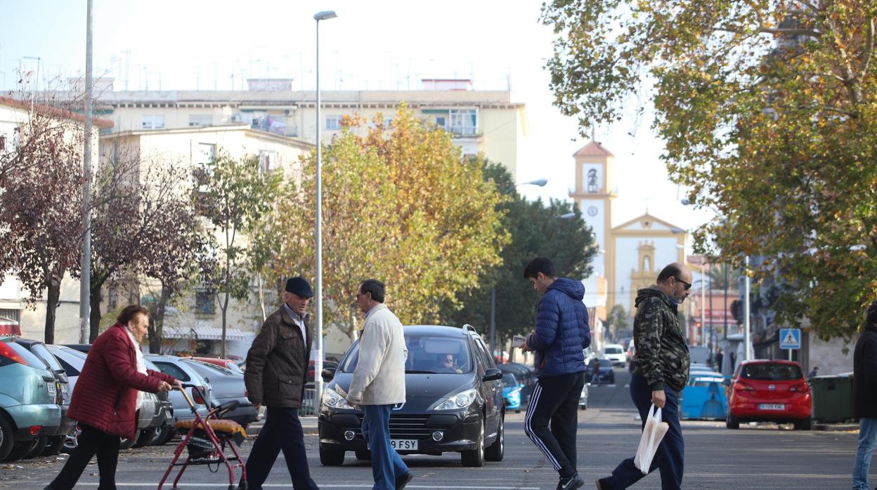 Residentes del Distrito Sur de Córdoba, en un paso de cebra de la plaza del Mediodía