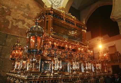 El Santo Sepulcro de Córdoba accede al interior del Patio de los Naranjos