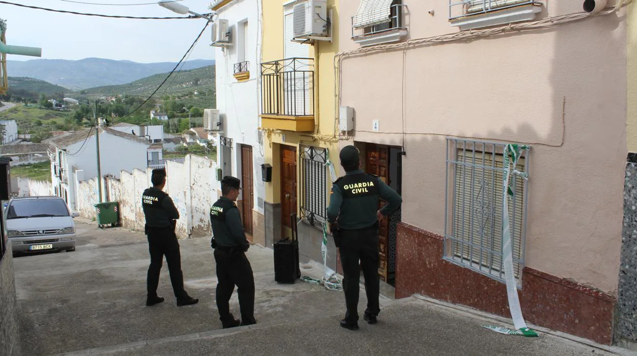 Guardias civiles a las puertas del domicilio de la anciana, donde fue hallada muerta en 2015