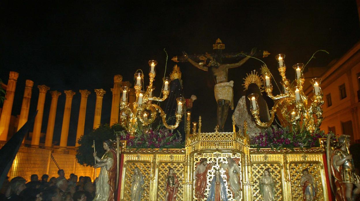 El misterio del Santísimo Cristo de Gracia a su paso por la calle Claudio Marcelo el Jueves Santo