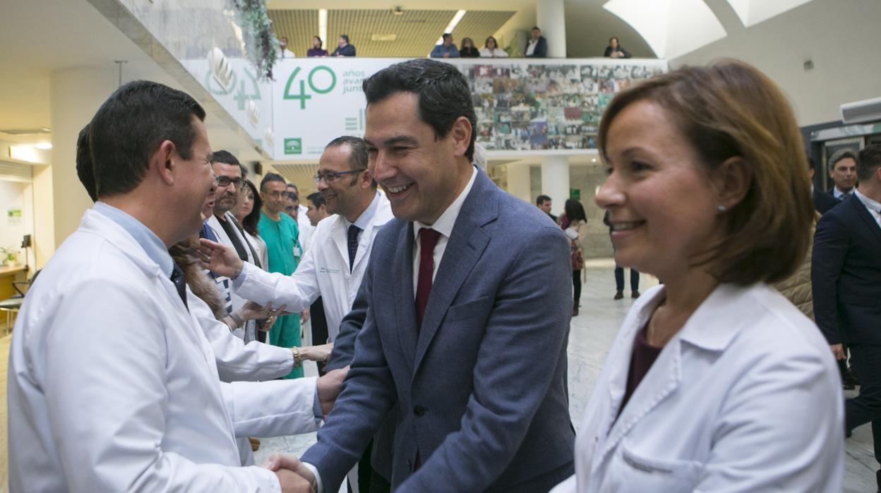 Juanma Moreno durante su visita este lunes al Hospital Reina Sofía de Córdoba