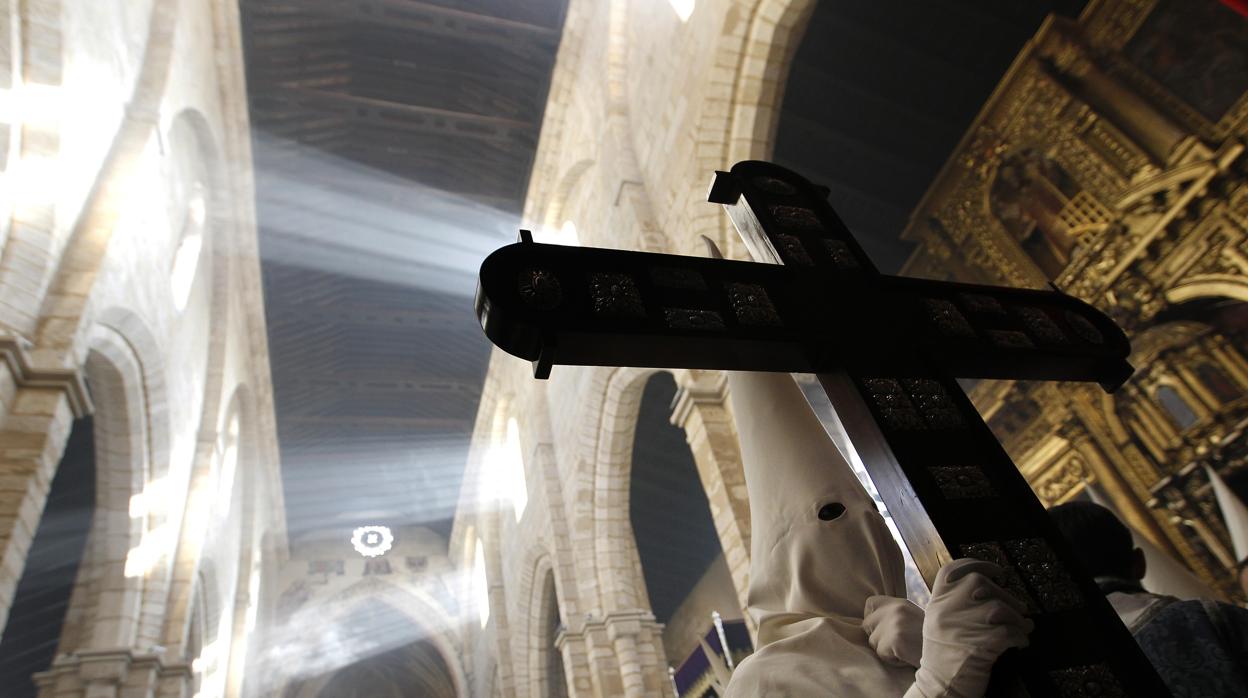 Cruz de guía de la Entrada Triunfal en el interior de la parroquia de San Lorenzo Mártir de Córdoba