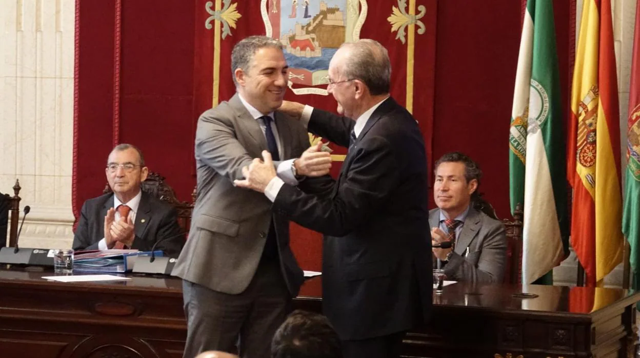Elías Bendodo y Francisco de la Torre se abrazan en la despedida del primero del Ayuntamiento malagueño