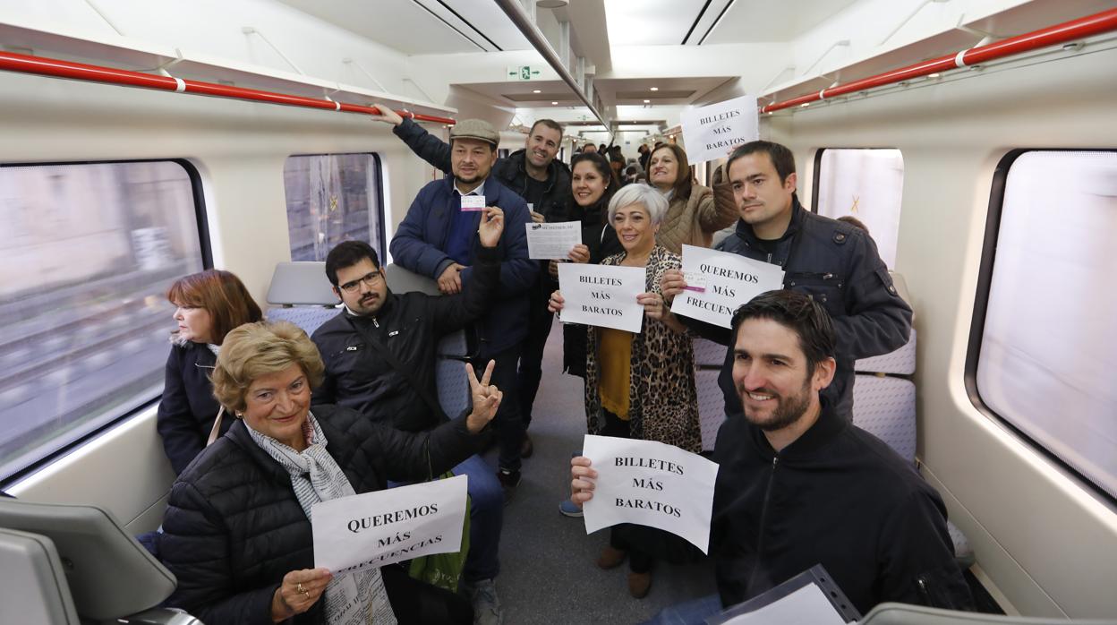 Viajeros en el Tren de Cercanías de Córdoba