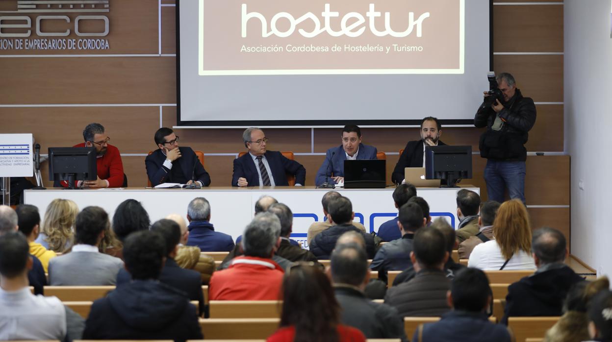 Imagen de la asamblea celebrada ayer por Hostecor en la que abandonó su nuevo nombre (Hostetur)