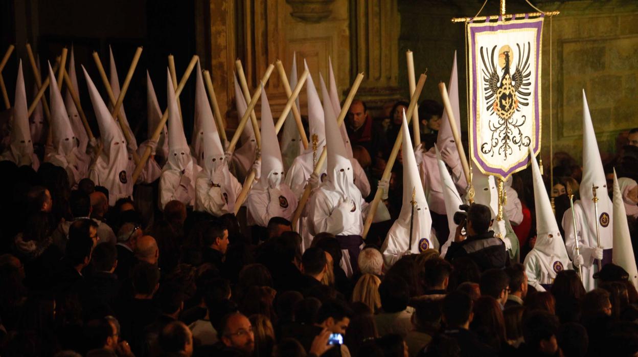 Nazarenos de la hermandad de la Misericordia saliendo de San Pedro el Miércoles Santo