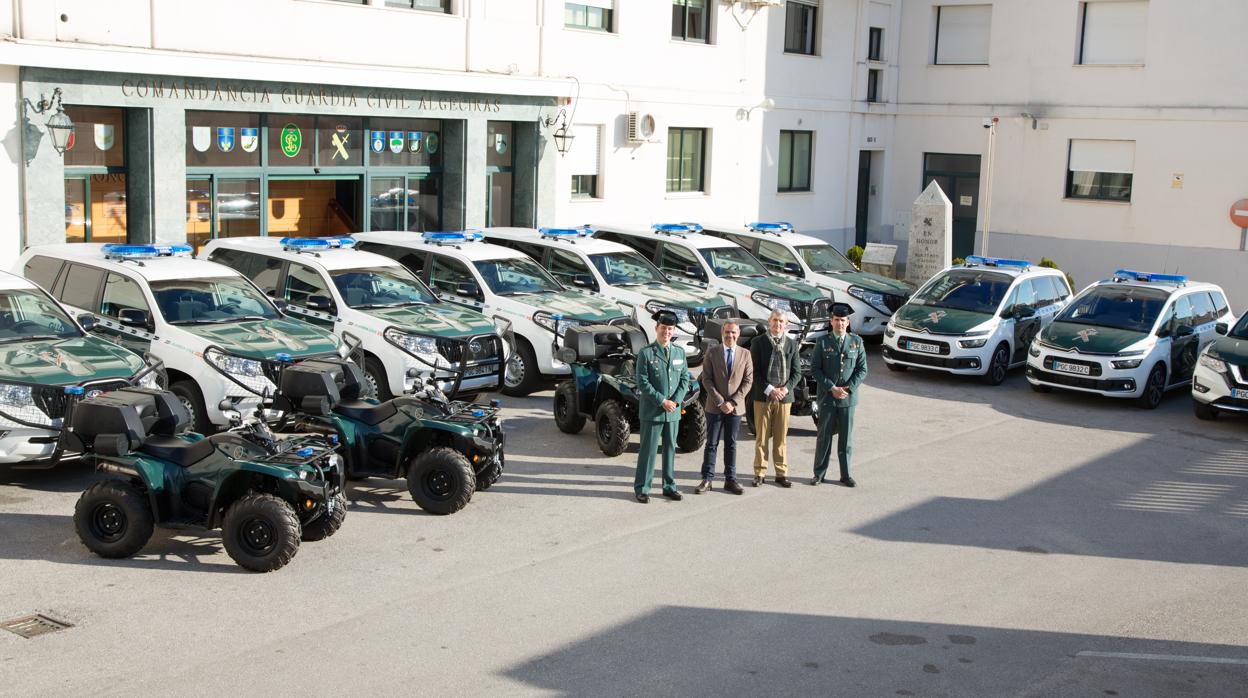 Imagen facilitada por la Guardia Civil de los nuevos vehículos, los mandos y las autoridades