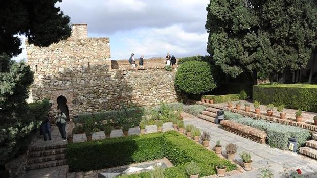 Apuntalan el muro de la Alcazaba de Málaga por un desprendimiento