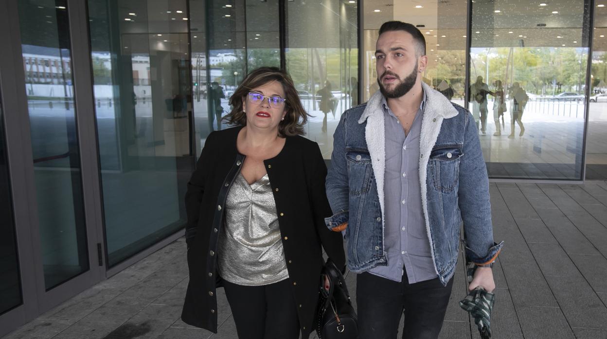 Ángeles Muñoz junto a su hijo Cristian Menacho, a su salida de los juzgados de Córdoba