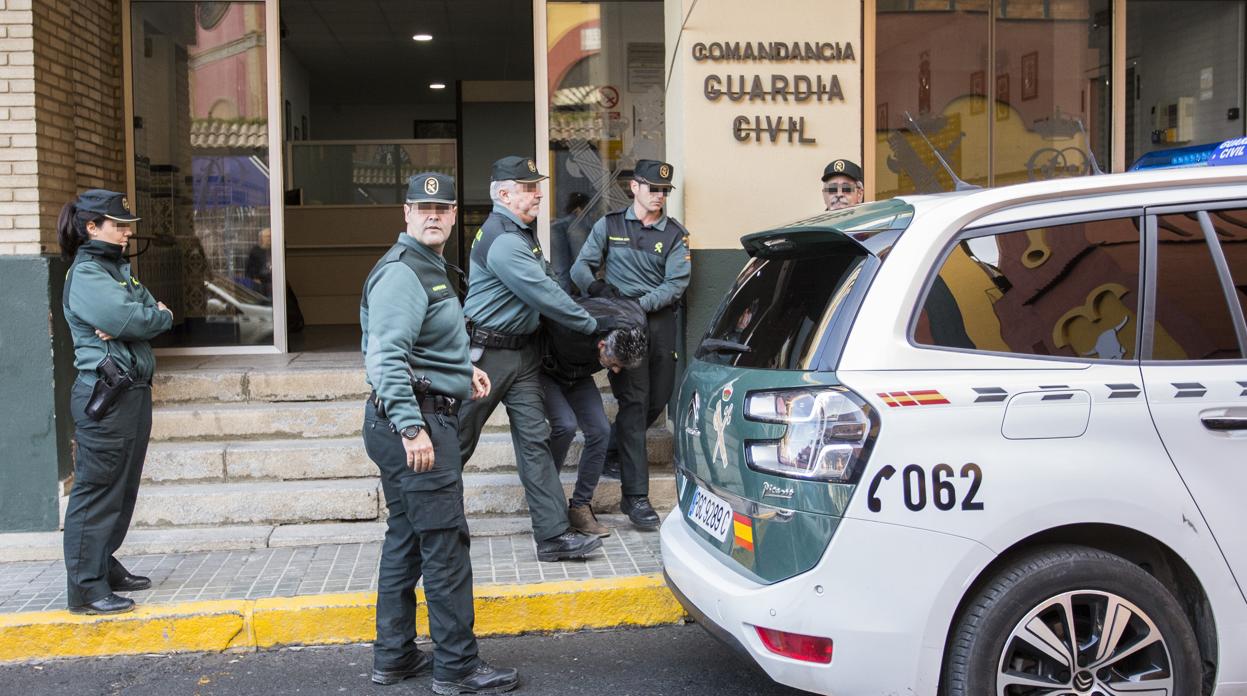 El autor confeso del crimen tras su arresto en la Guardia Civil