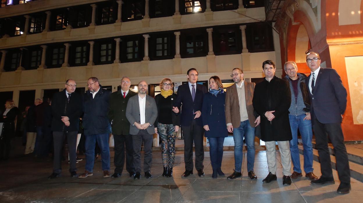 Foto de familia delante de la sede de UCOCultura, en La Corredera