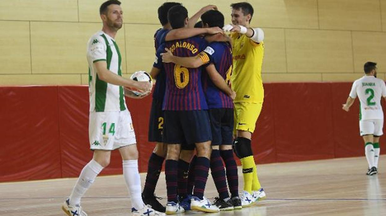 El cordobesista Cordero observa la celebración de un gol del Barcelona B
