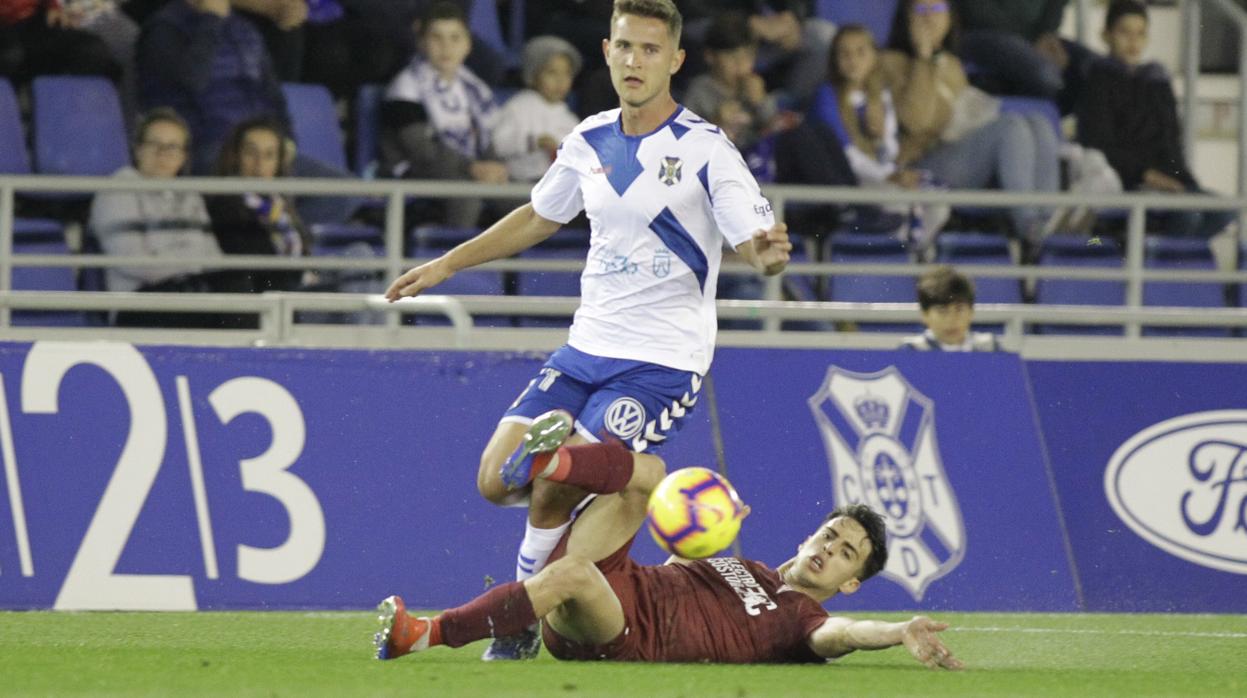 El centrocampista Álvaro Aguado va al suelo en el Tenerife-Córdoba en su vuelta al equipo tras lesión