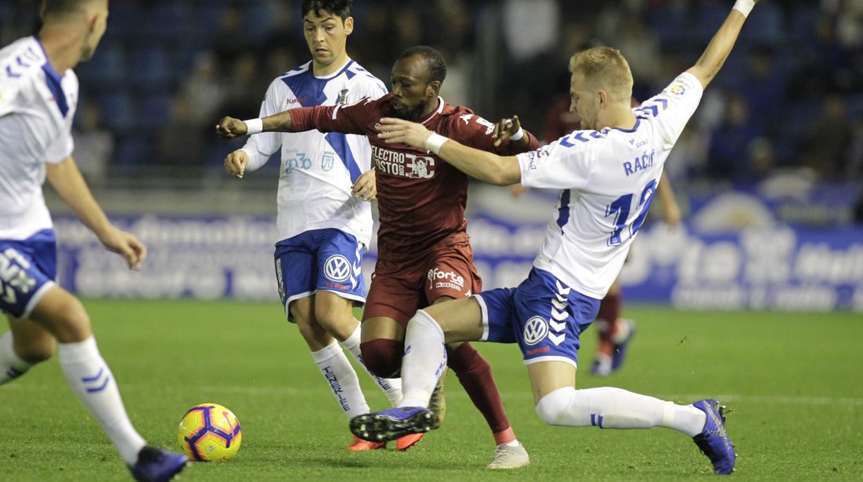 Blati Touré entre tres contrarios