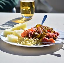 El plato alpujarreño o las migas son enseñas de la gastronomía de la zona.