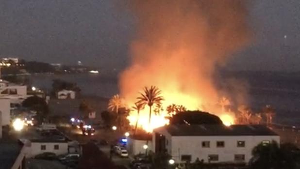 Arde el chiringuito de Marbella donde Eva Longoria jugaba al vóley