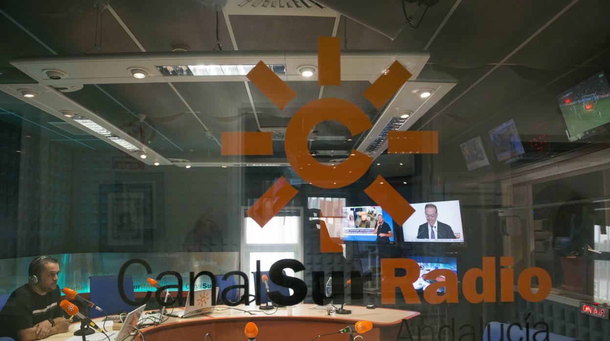 Uno de los estudios de Canal Sur Radio en la isla de la Cartuja de Sevilla