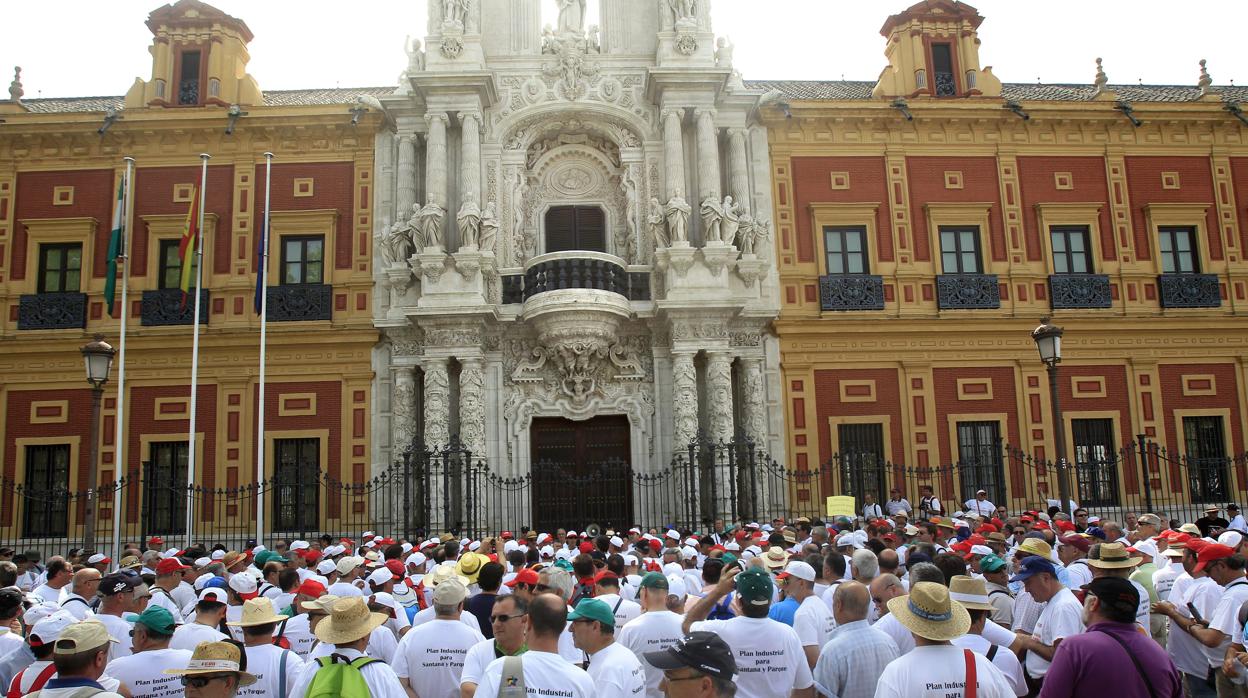 Protestas de extrabajadores de Santana Motor ante el Palacio de San Telmo