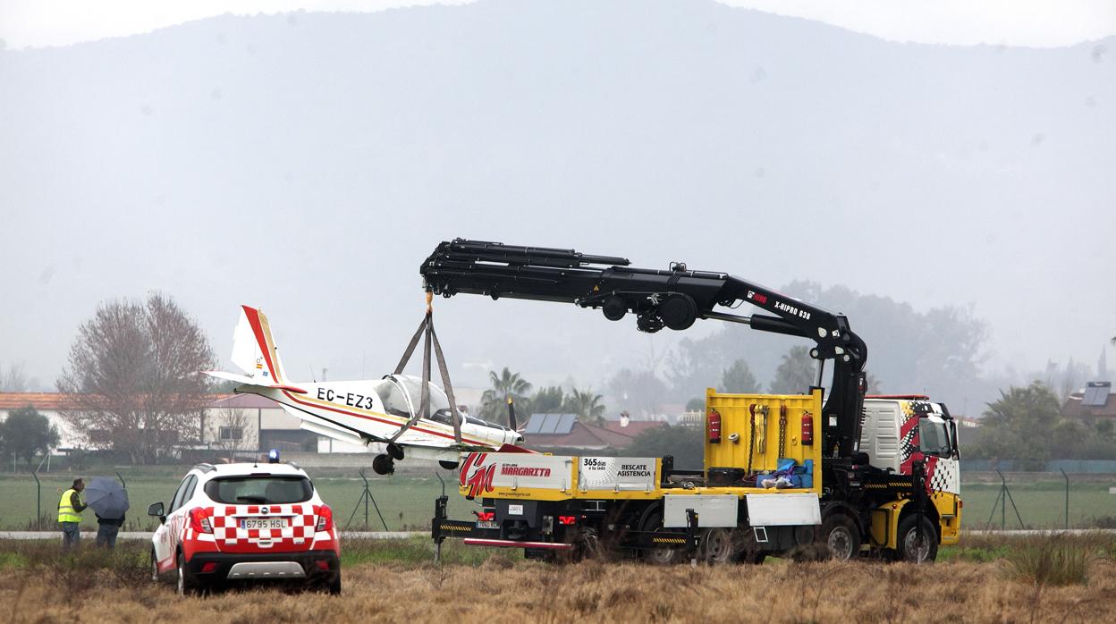 Imagen de archivo de una avioneta que sufrió un accidente en el Aeropuerto de Córdoba el pasado año