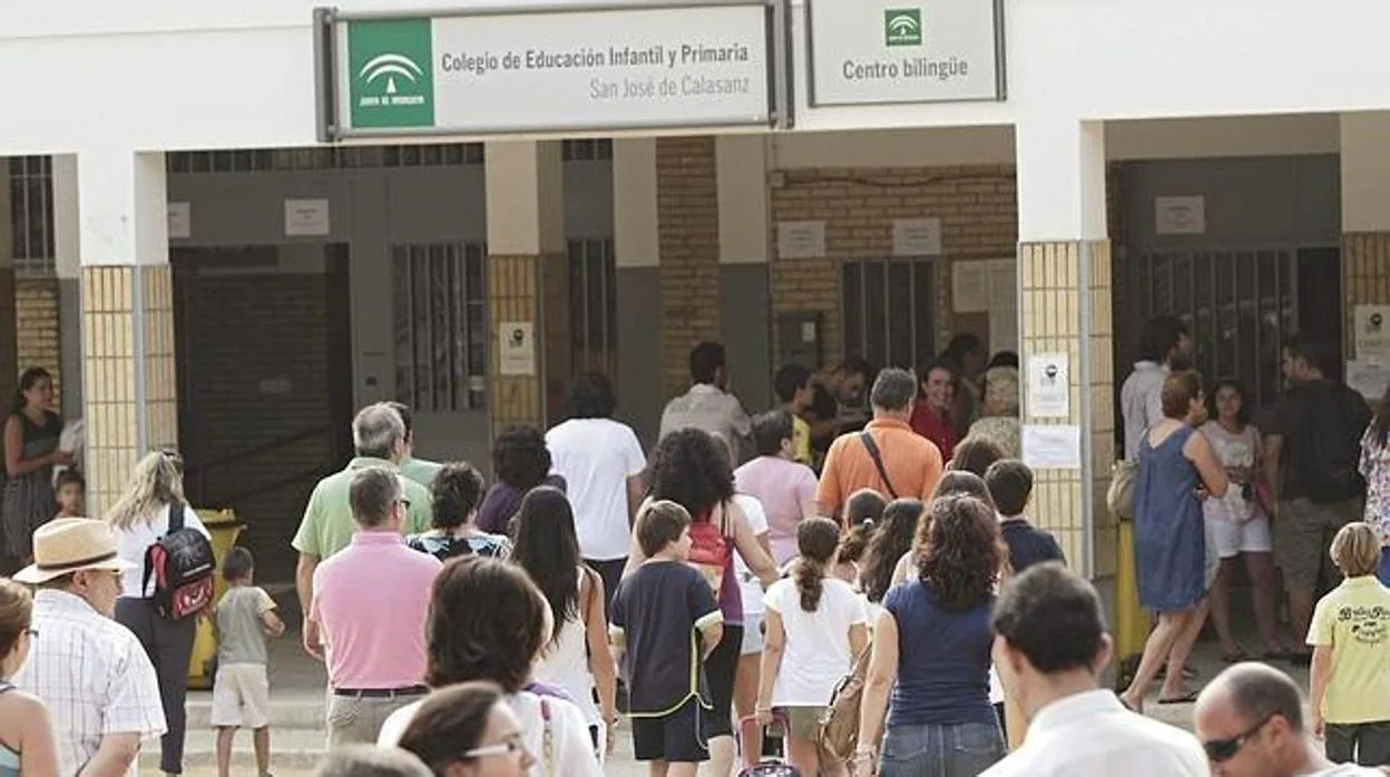 Alumnos de un centro educativo de Sevilla entrando a clase