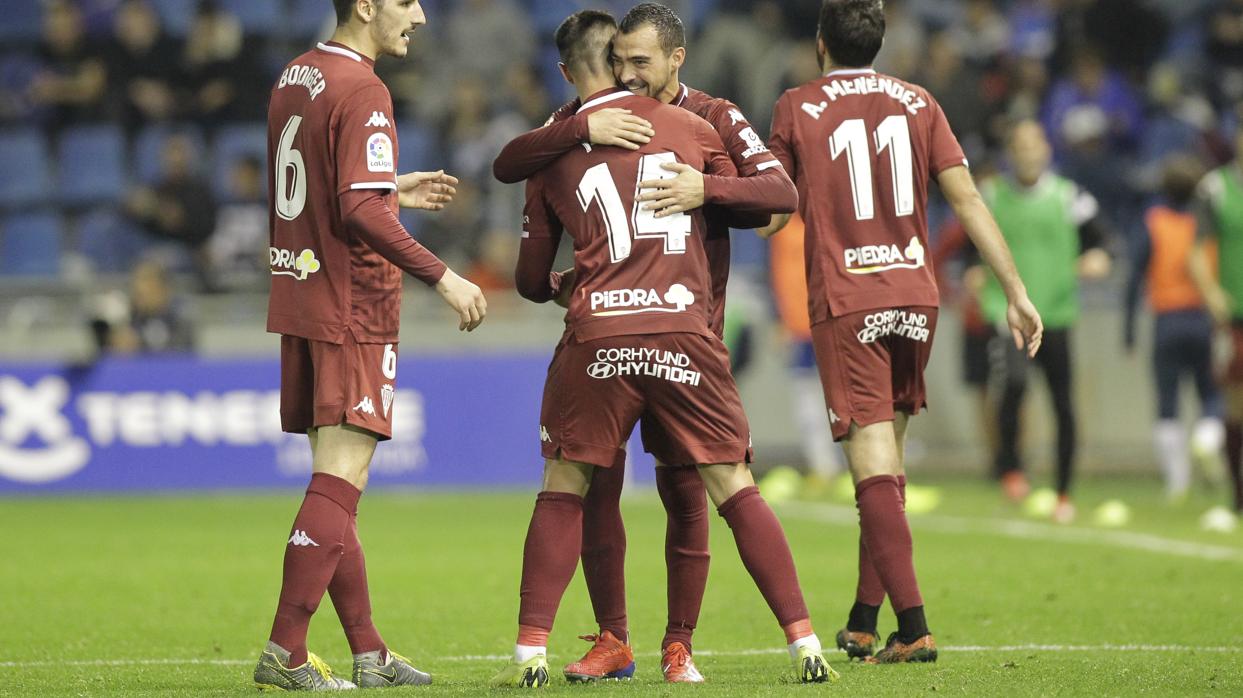 Bodiger habla con el banquillo tras el segunfo gol en Tenerife