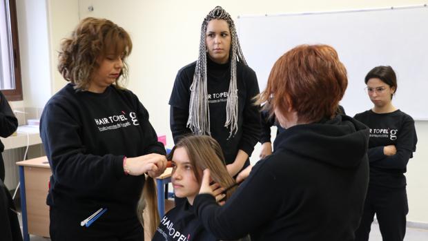 Decenas de jóvenes de Lucena donan pelo para pelucas de niños con cáncer