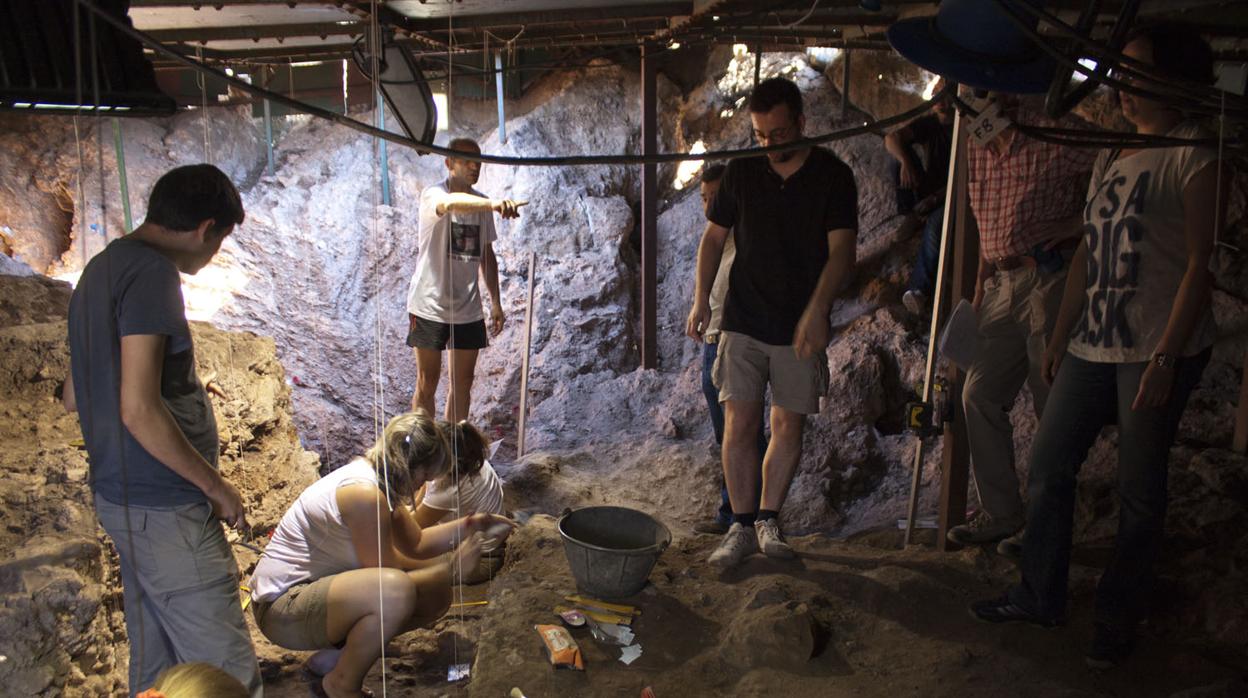 Trabajos arqueológicos en la Cueva del Ángel de Lucena