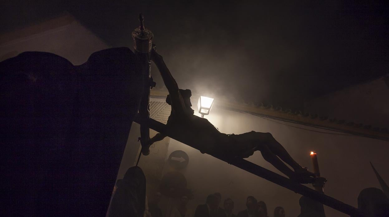 El Santísimo Cristo de la Salud por las calles de la Judería durante su salida procesional el Lunes Santo