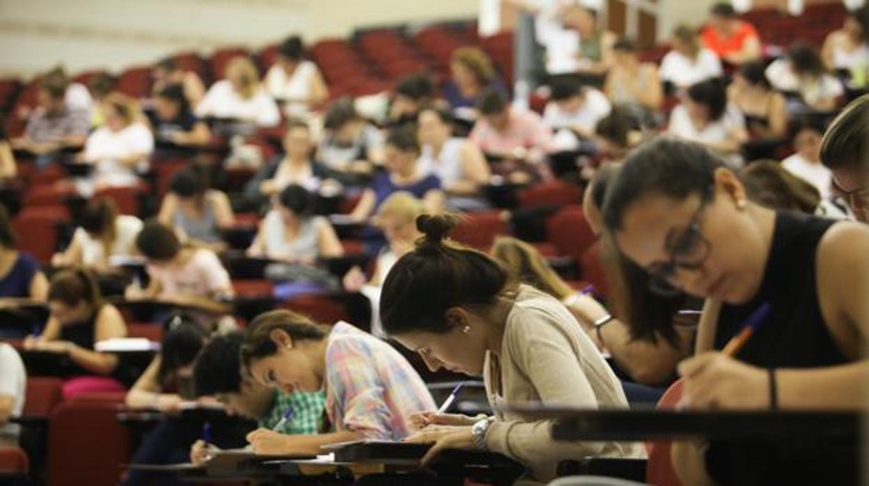 Aspirantes examinándose en unas oposiciones