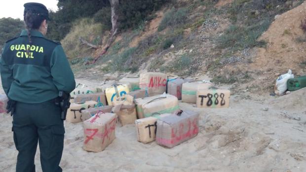 Incautados 875 kilos de hachís en el segundo operativo antidrogas en una sola noche en la costa de Huelva