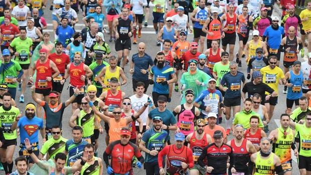 Casi 4.000 opositores se examinan en Sevilla este domingo con el Zurich Maratón cortando las calles