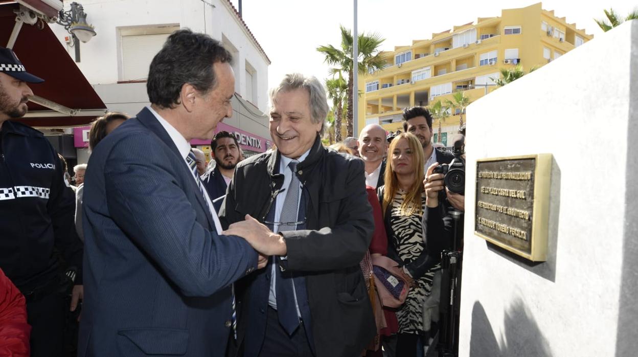 El arquitecto Salvador Moreno Peralta junto al alcalde de Torremolinos, José Ortiz