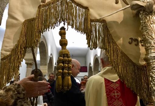 Momento en el que los fieles besan las borlas del Simpecado de Córdoba