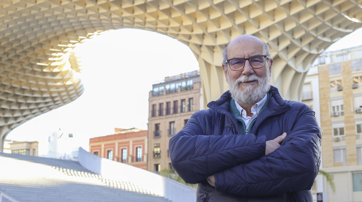 Bueno posa para la entrevista con Las Setas como telón de fondo