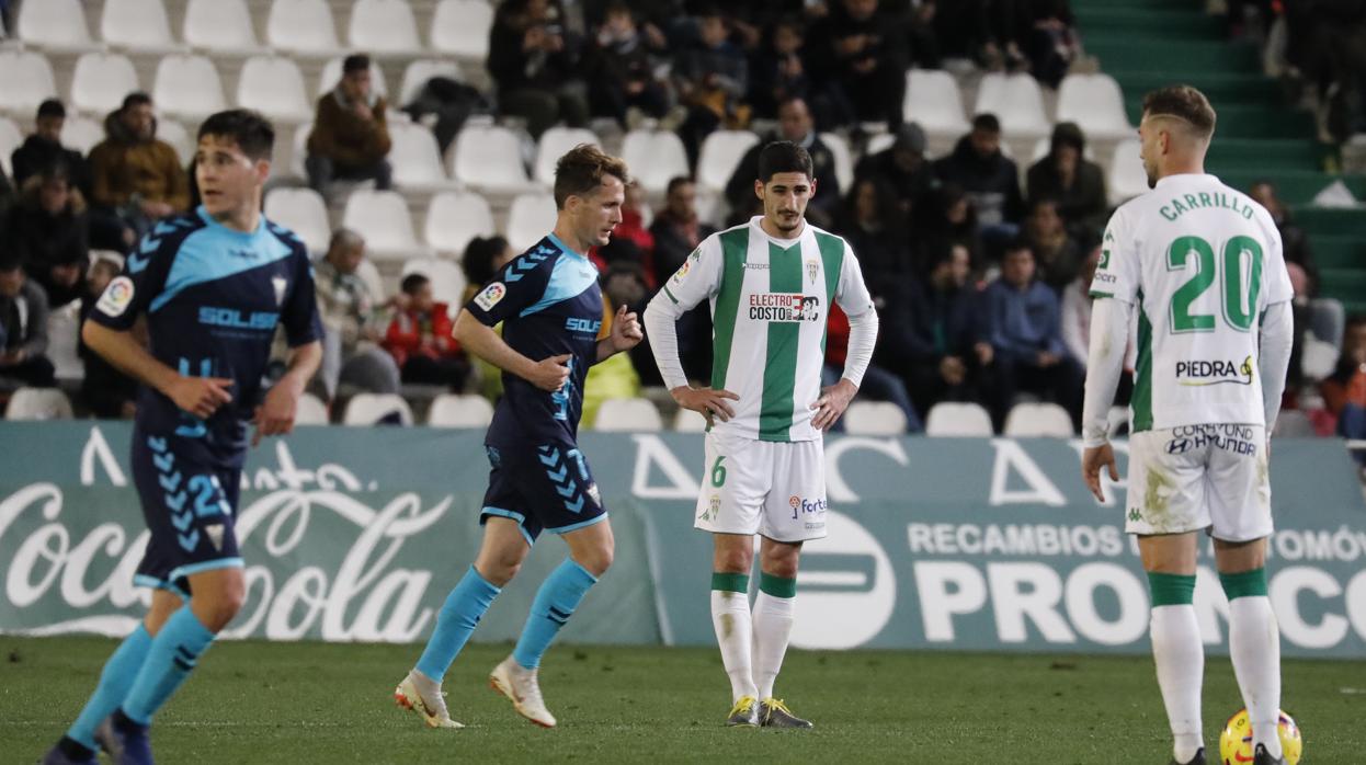 Los jugadores del Córdoba lamentan un gol encajado