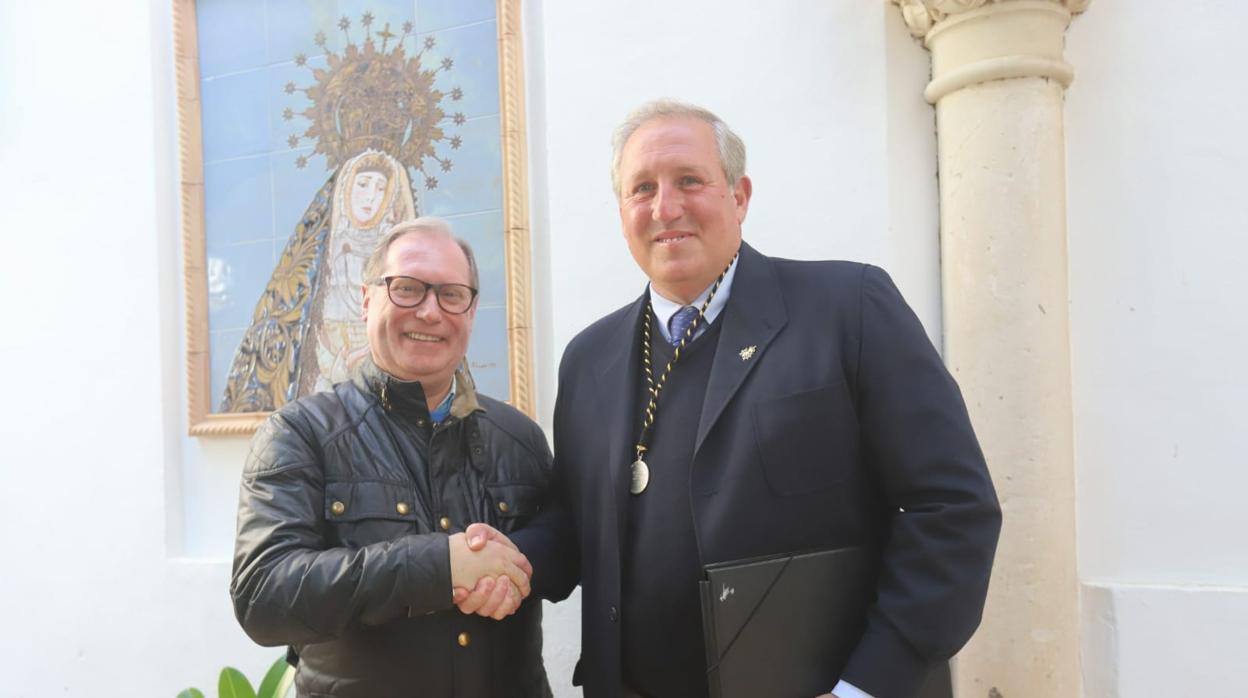 Emilio Molina, hermano mayor saliente, junto a José María Herrero Fernández de Córdova