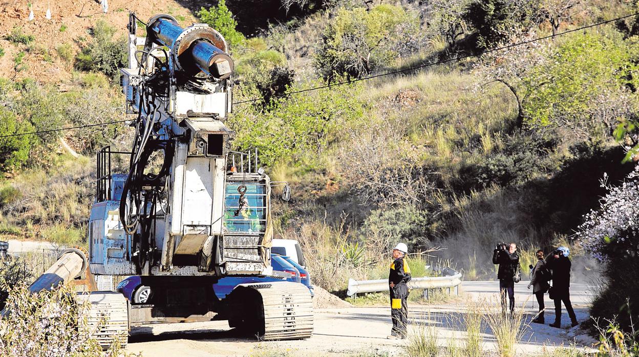 Uno de los camiones pluma que trabajaron en las labores de rescate de Julen