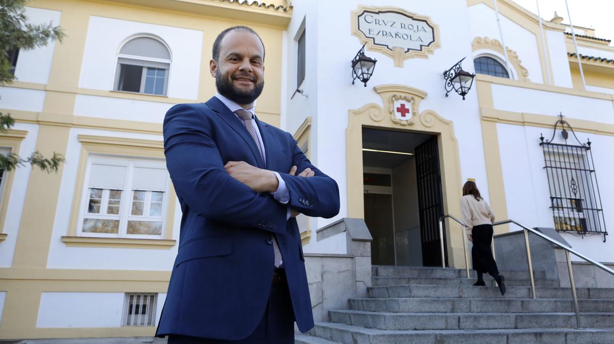 Luis Luengo, nuvo director gerente del Hospital Cruz Roja Córdoba, ante la puerta del complejo sanitario
