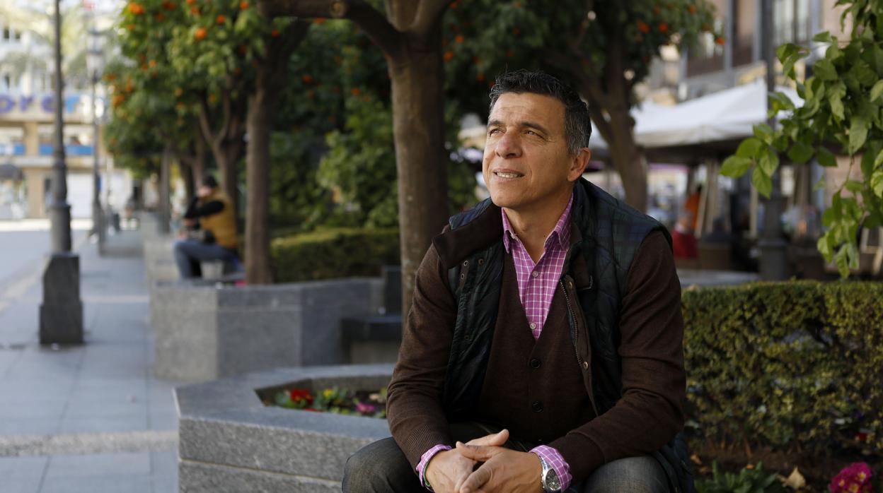 Antonio Valentín posa en la plaza de Las Tendillas