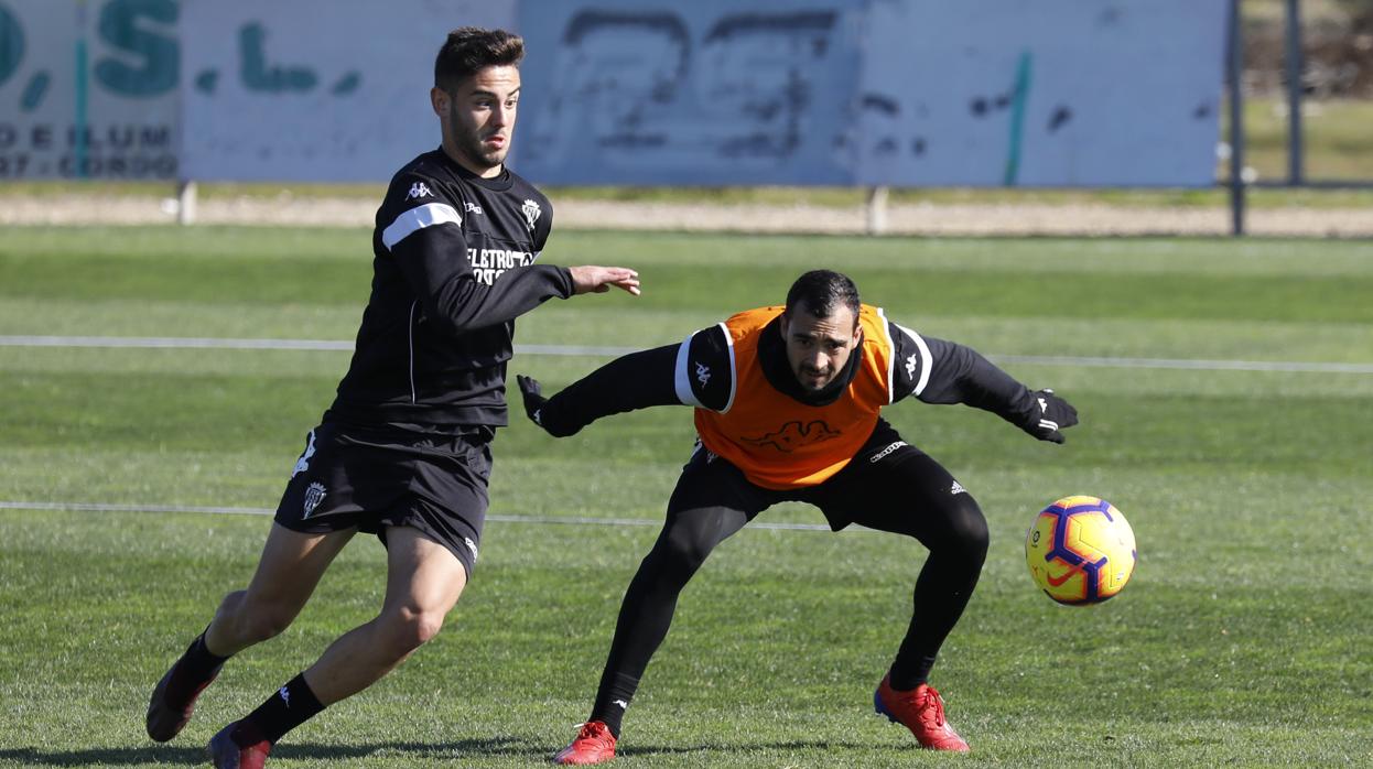 De las Cuevas, con peto naranja, en un entrenamiento