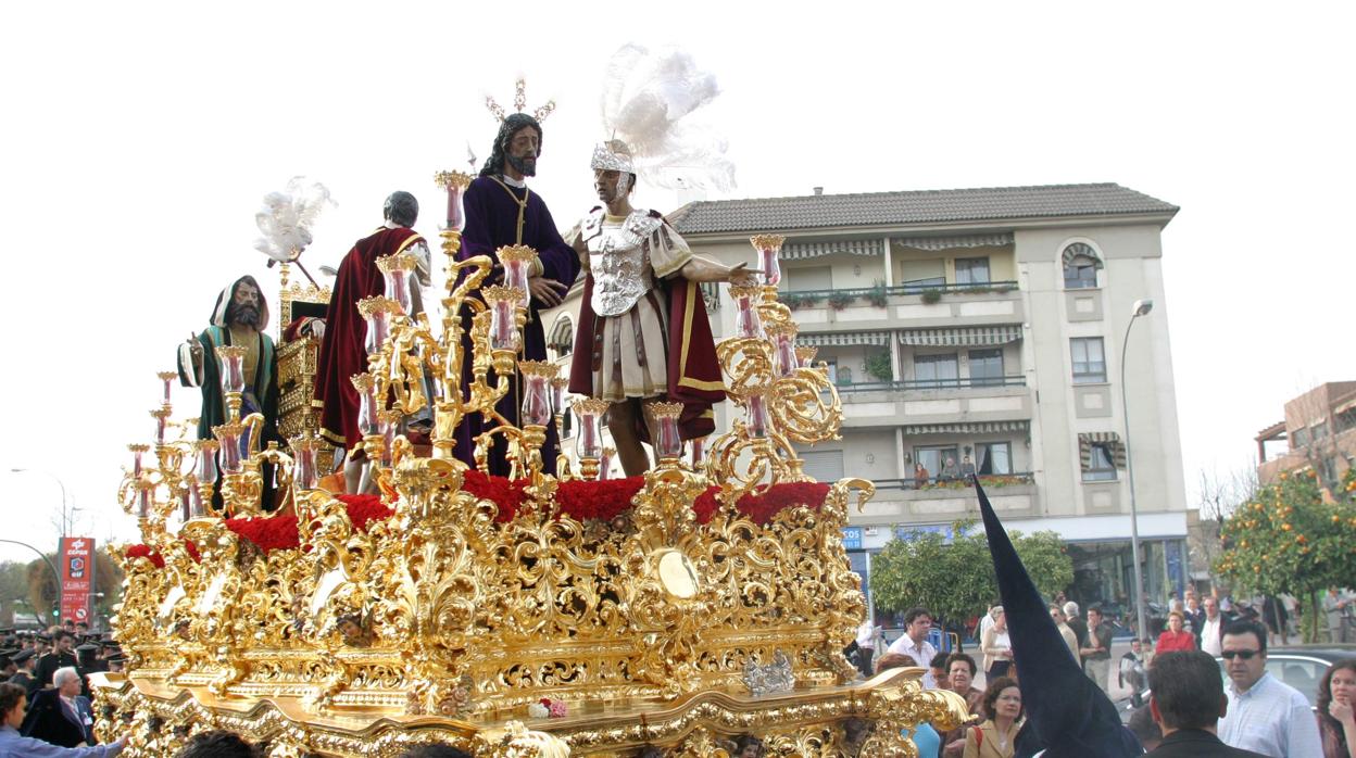 Misterio de Nuestro Padre Jesús de la Redención ante Caifás, durante su salida el Lunes Santo