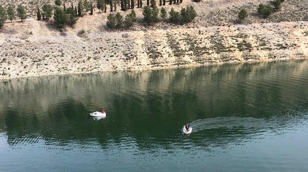 Un piloto de 53 años, único ocupante del autogiro accidentado en el pantano de Iznájar