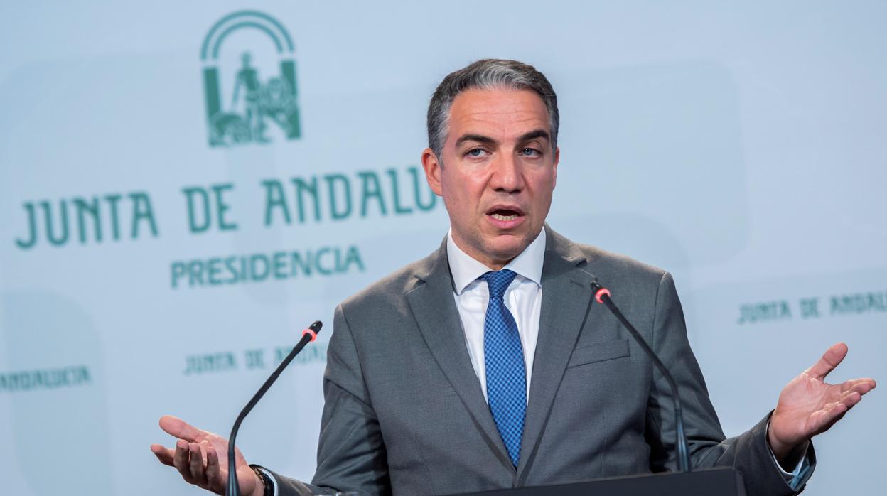 El portavoz y consejero de la Presidencia, Elias Bendodo, durante la rueda de prensa